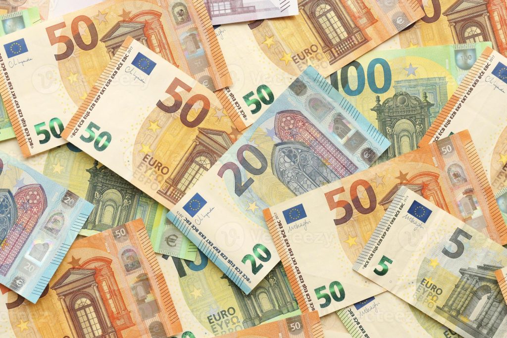 Paraja jashtë bankave kalon për herë të parë 5 miliardë euro