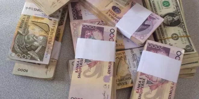 Bankat shtrengojne kushtet per bizneset dhe individet, pritet rritje interesash