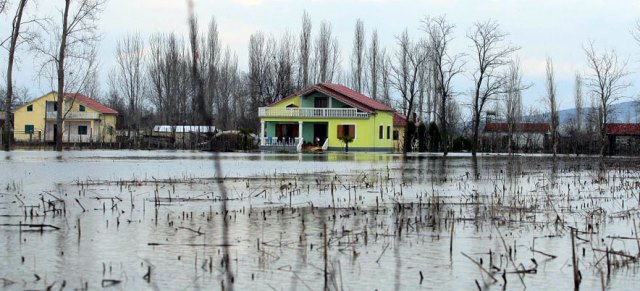 Reshjet, fryhet Drini dhe Buna; debora izolon fshatra te tere