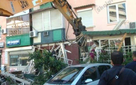 Vijon prishja e objekteve pa leje ne Zog te Zi, Kavaje protesta per Obeliskun