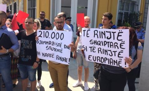 49 per qind e te rinjve deklarojne se ata ose nje familjar i tyre humben punen gjate pandemise