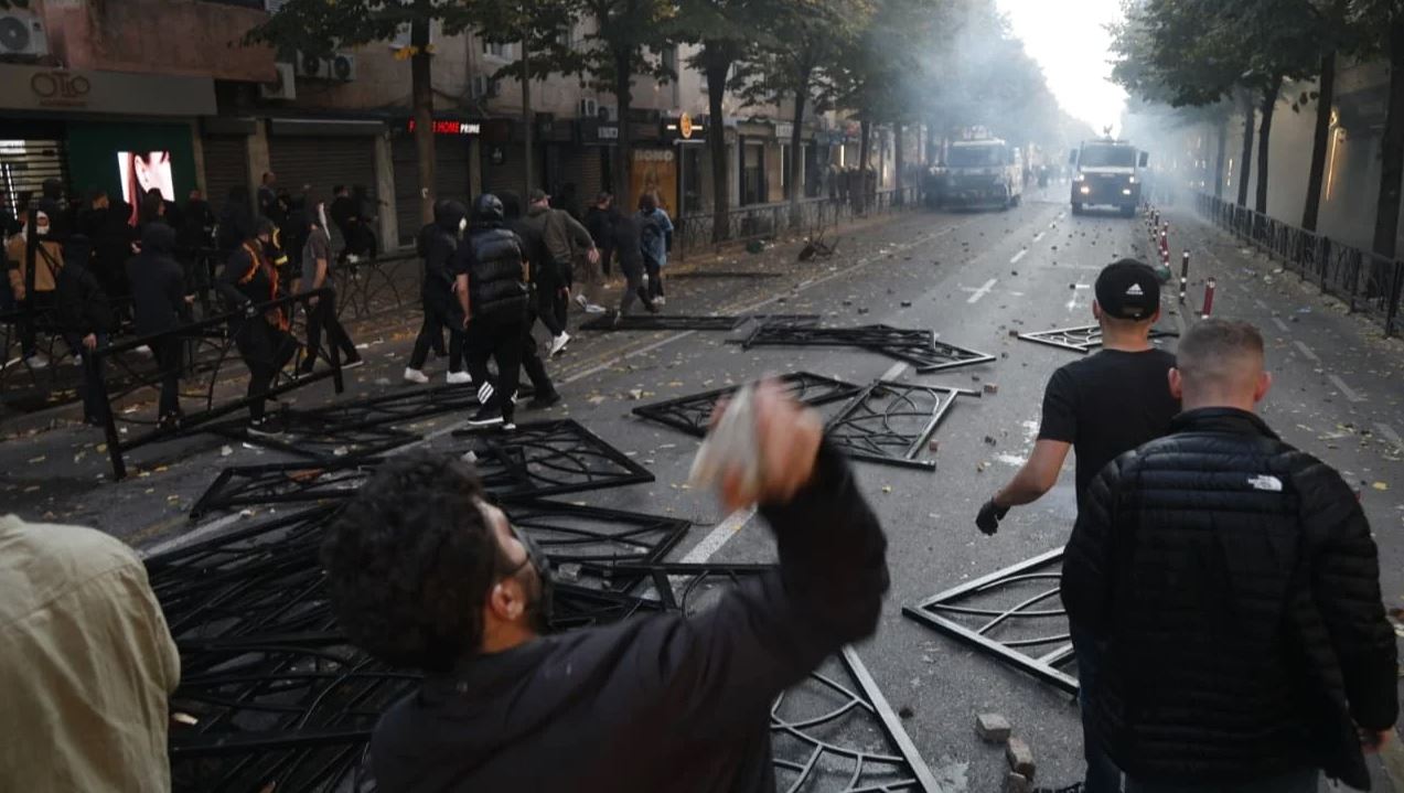 Protesta hyn në ditën e katërt, tensione dhe përplasje me policinë në Tiranë, Korçë, Lezhë dhe Vlorë