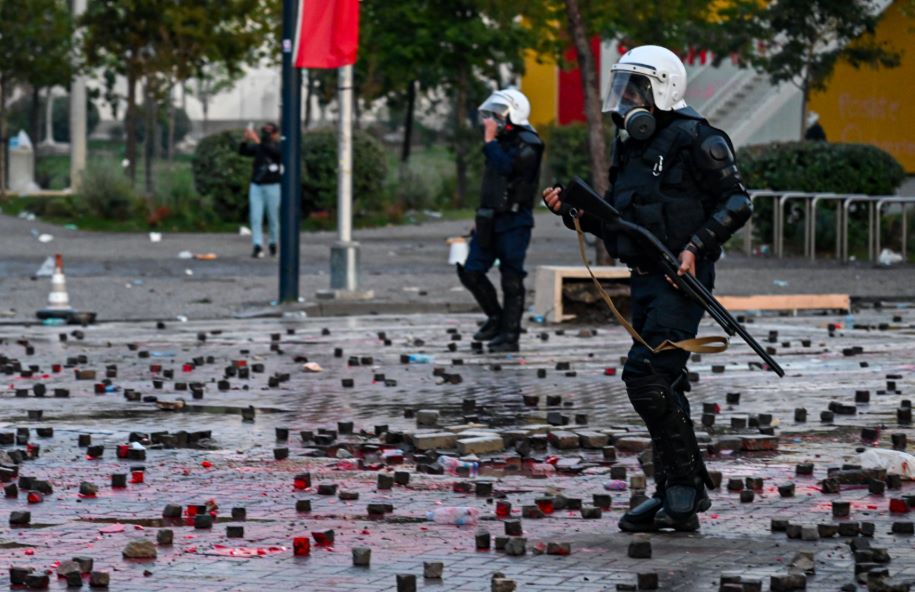 Qeveria rrit numrin e efektivëve të policisë që përfitojnë shpërblim 2500 euro për protestat