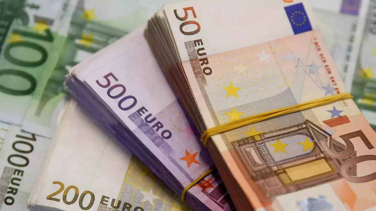 Festat i japin goditjen e radhes Euros, kursi bie poshte nivelit te 113 lekeve