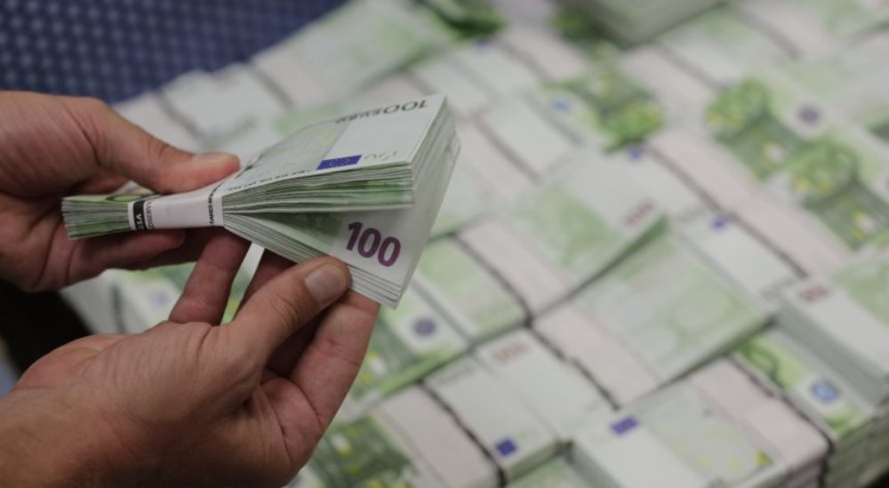 Rënia e euros ul peshën e borxhit në valutë, arrin në nivelin më të ulët të dekadës