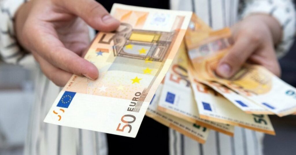 Rikthehet rënia e Euros, prek rekord të ri historik pranë 93.6 lekëve