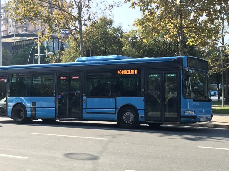 Rikthehet transporti publik në Tiranë, por shërbimi do të vijojë sipas situatës