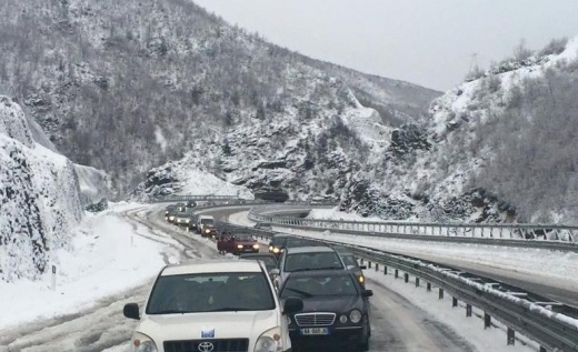 Debora dhe ngricat bllokojne rruget ne veri. Akset ku duhet te beni kujdes