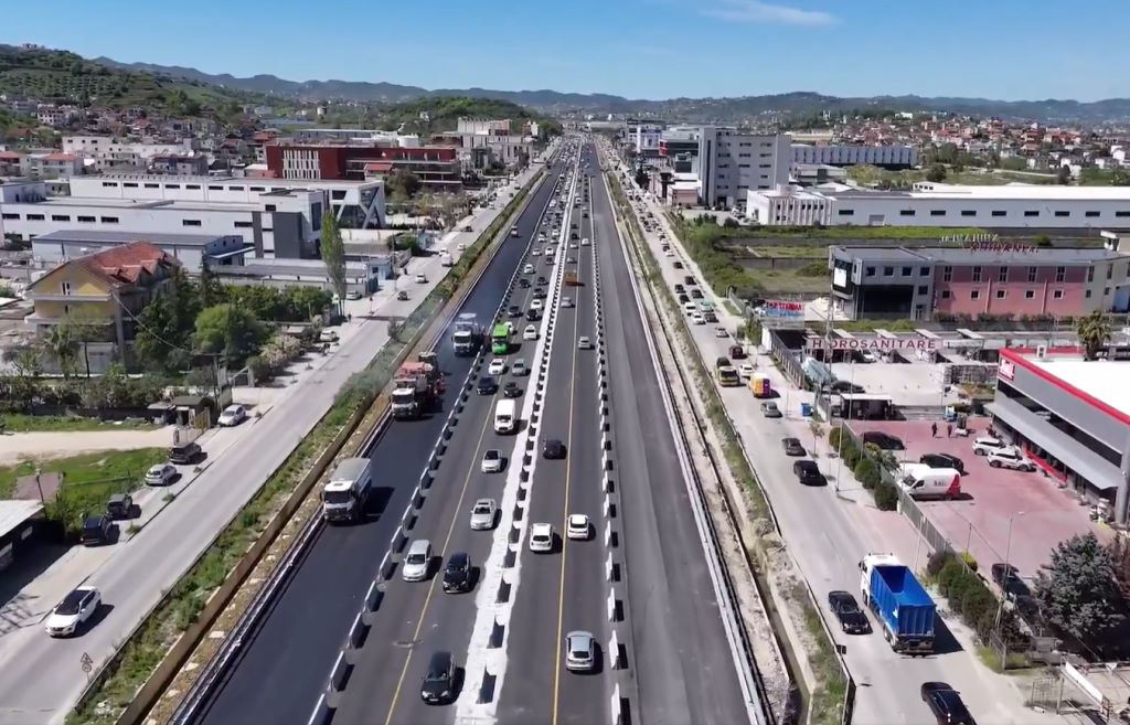 Shqipëria ka vetëm 49 km autostrada, 66 për qind e rrjetit përbëhet nga rrugë dytësore