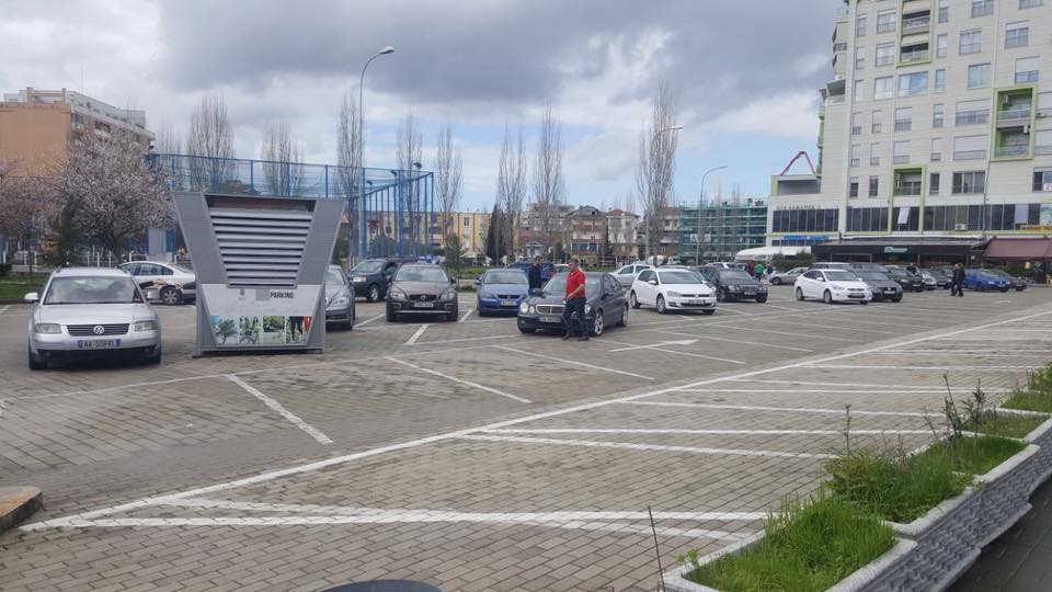 Shtrenjtohet ndjeshëm parkimi në Tiranë, banorët shpenzojnë të paktën 15 mln euro në vit