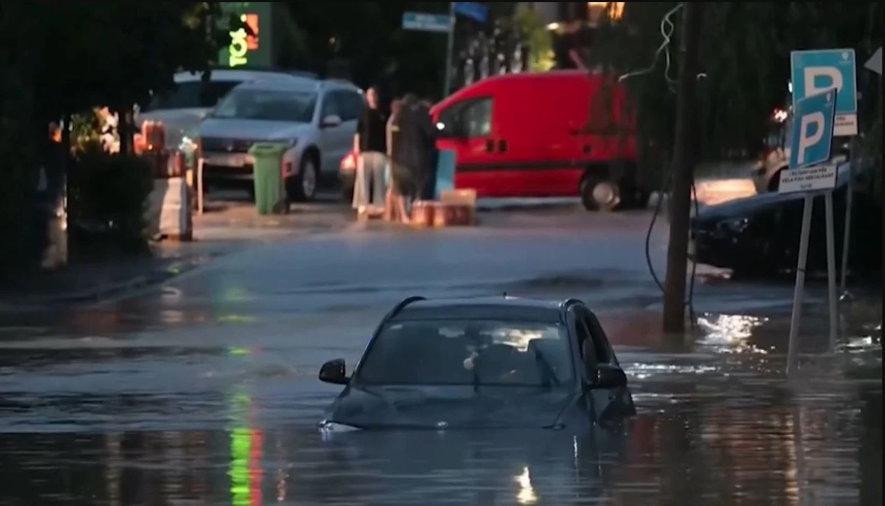 Stuhitë godasin Ballkanin: Të lënduar në Maqedoni, dëme në Bosnje dhe Kroaci, Kosova në alarm