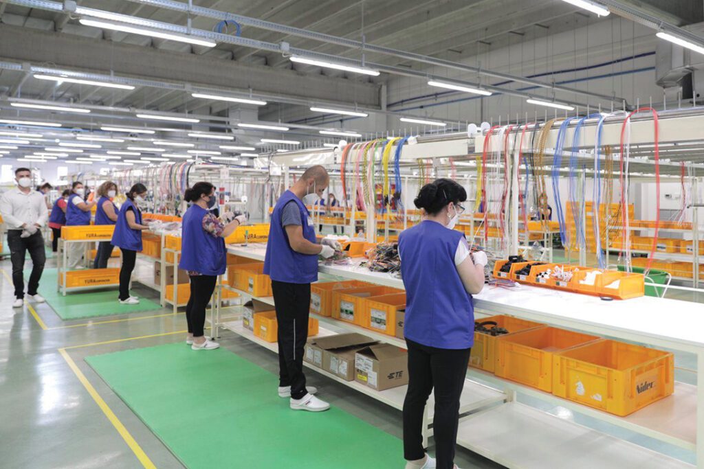 Tremujori i dytë, energjia dhe ndërtimi rrisin shitjet, industria shkurton vendet e punës