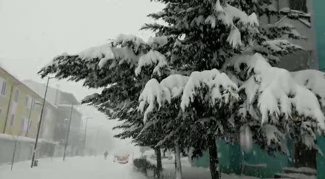 Shqiperia nen debore. Rruge e fshatra te bllokuar