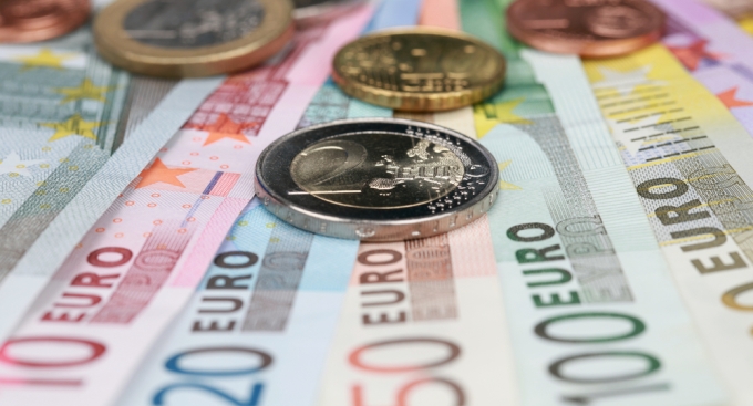 Euro e nis javen me renie te lehte, por nderhyrjet e BSH nuk lejojne zhvleresimin e forte te saj